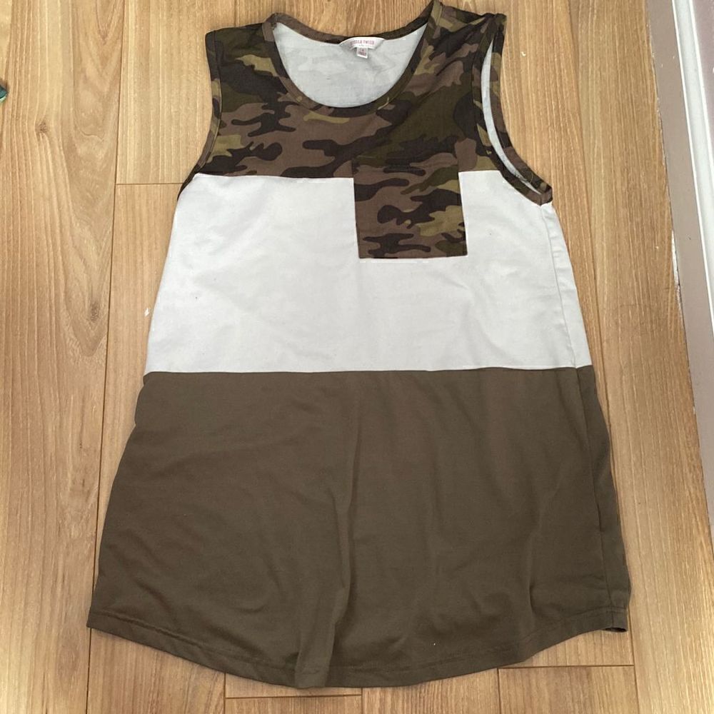 Camo layer tank top size small